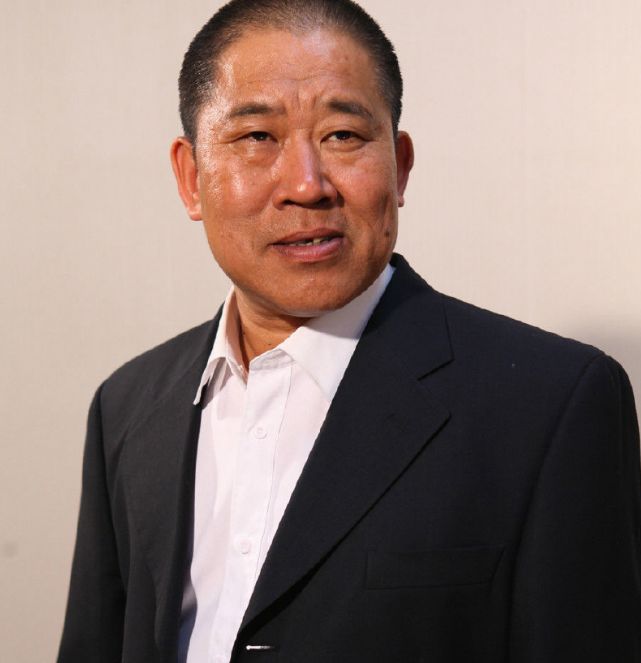 他是国家一级演员,因嘴歪经常扮演坏人,女儿是演员,很美却不火