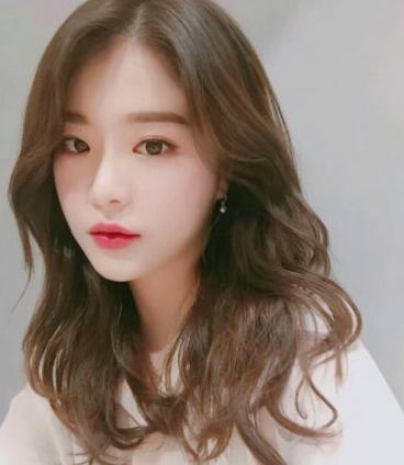 中长长度的发型做个微卷造型的发型,也是2021年比较流行的款式烫发