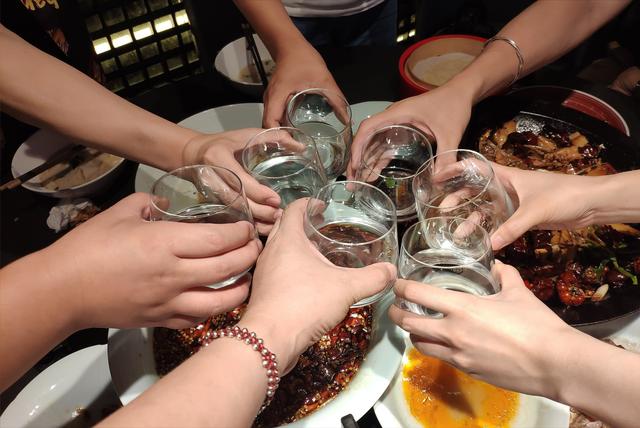 人情世故的地方,人与人之间编织成了巨大的关系网,而在饭局上喝酒谈事