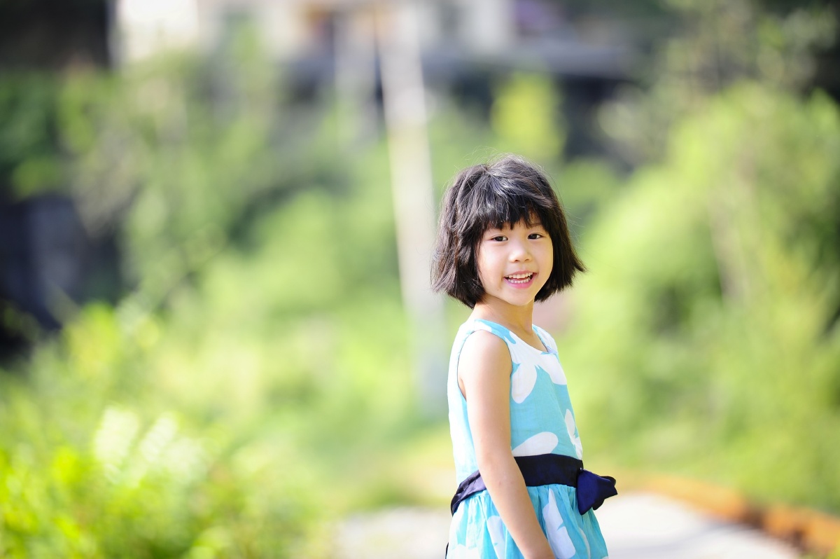 铁轨附近长大的孩子