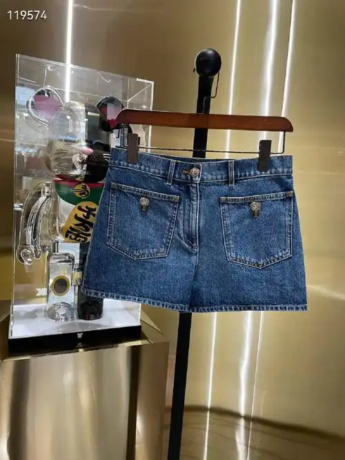 香奈儿 079080 v536  22k 复古蓝色两口袋宝石扣牛仔短裤 全新拆吊牌