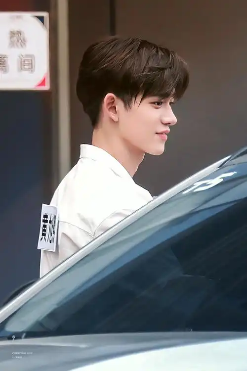 0401感叹一下黄旭熙的侧脸