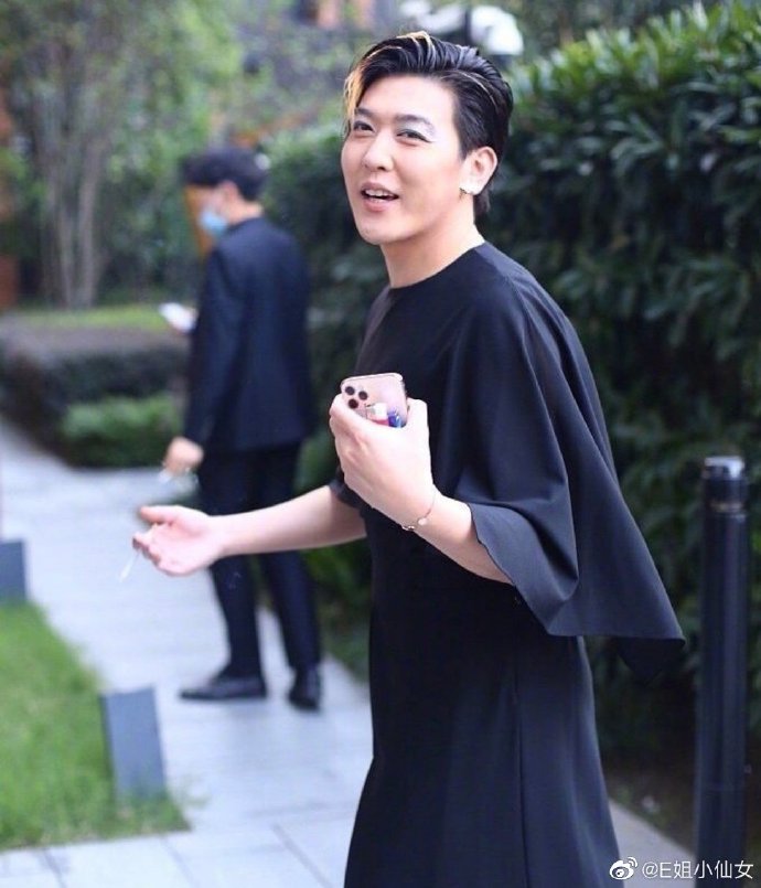 姜思达露背长裙#  姜思达身体力行地展现了"女装只有0与无数次"677