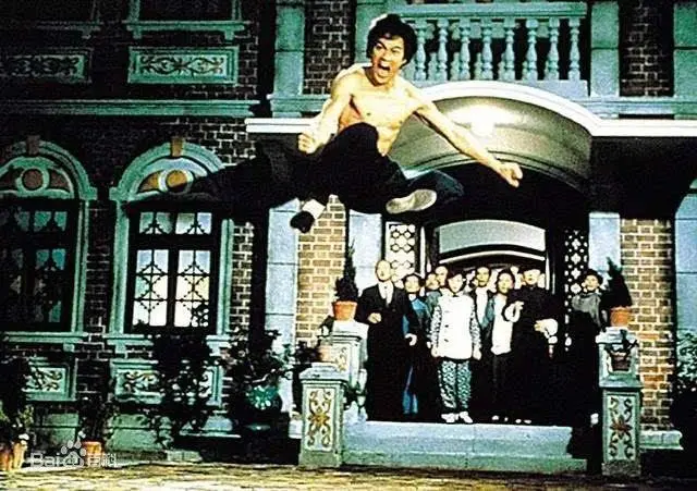 李小龙弹跳能力一般那他在电影中著名的凌空飞踢是如何实现的