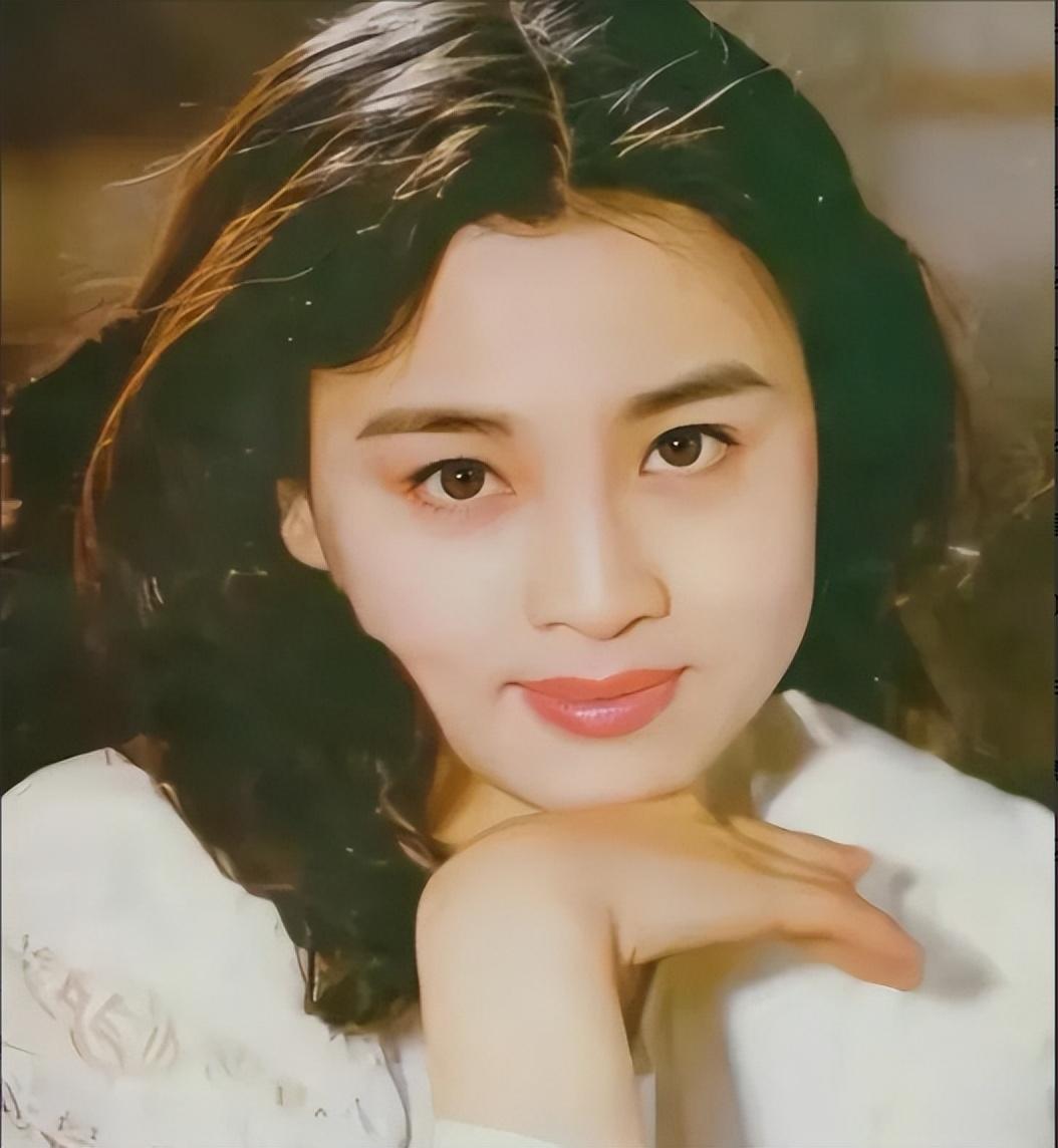 回顾演员赵明明嫁给英宁离婚那天抱着女儿痛哭54岁依旧单身