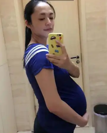 02>02 娱乐资讯 10月3日,姚晨在微博晒出孕期自拍,硕大孕肚十分