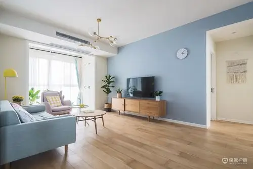 墙面用乳胶漆粉刷,也很美腻~在简装中,该有的收纳柜还是要有的,给家中