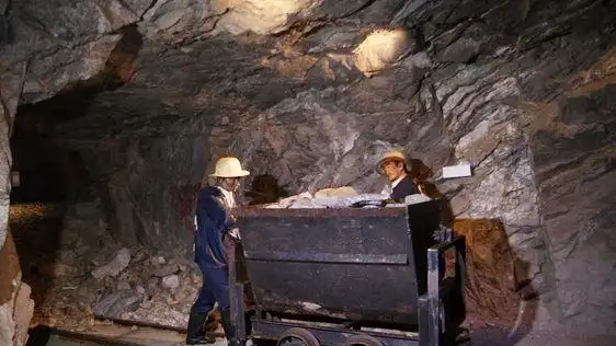 江西泰和小龙钨矿矿车轰隆隆作响