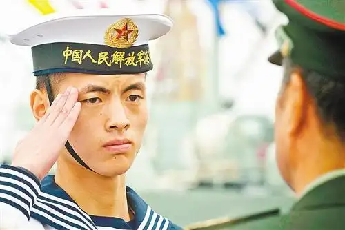 11月25日,一名驻港部队海军士兵在交接仪式上敬礼. 新华社发