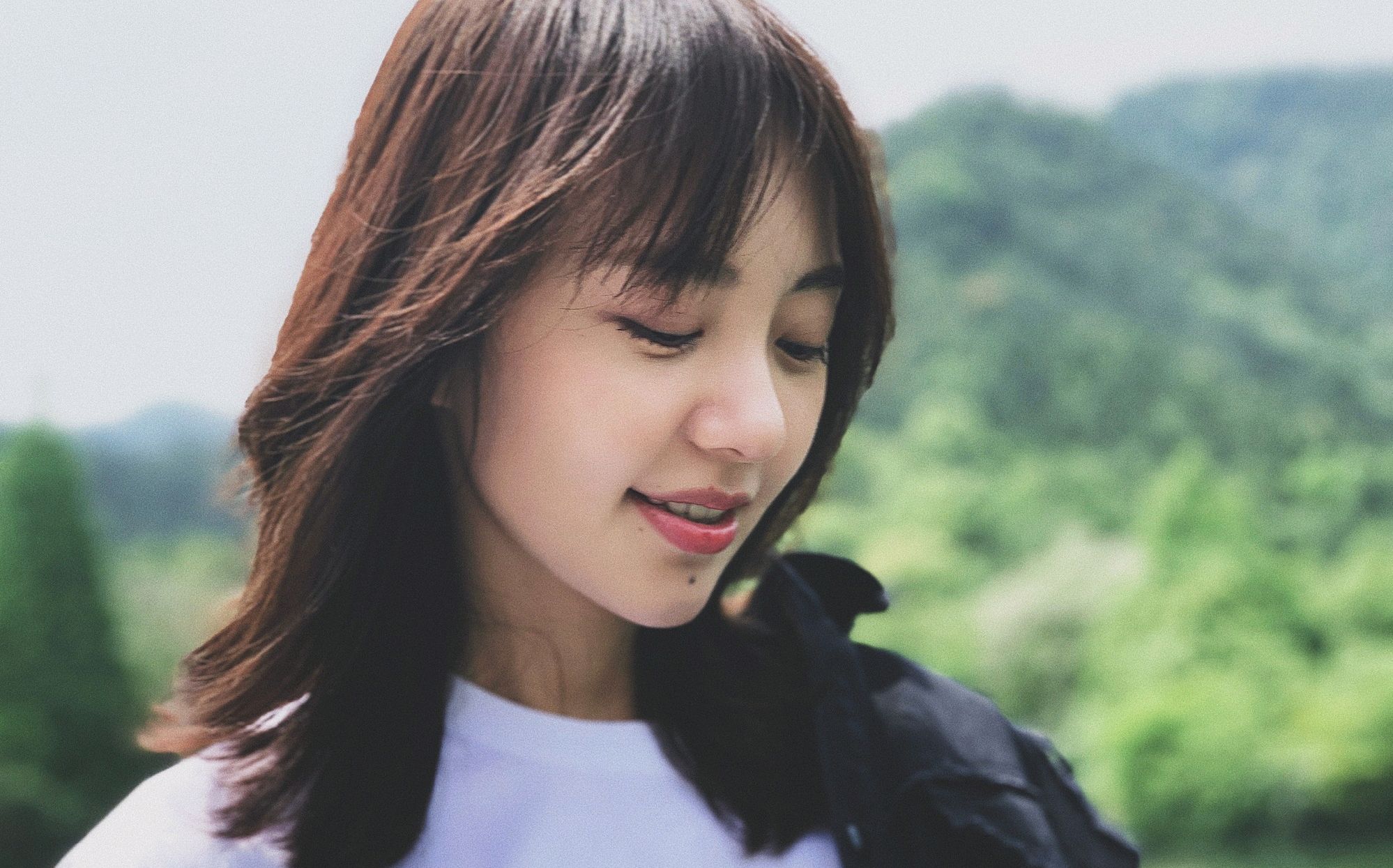 原创孙耀琦是一个穿搭小能手,棕色套装配藏青色渔夫帽,俏皮又时髦