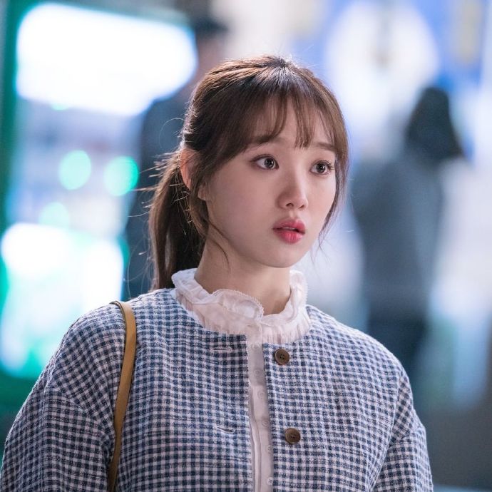 韩国"顶流"李圣经剧照,简直就是一部时尚大片,配上她清爽的面容楚楚动