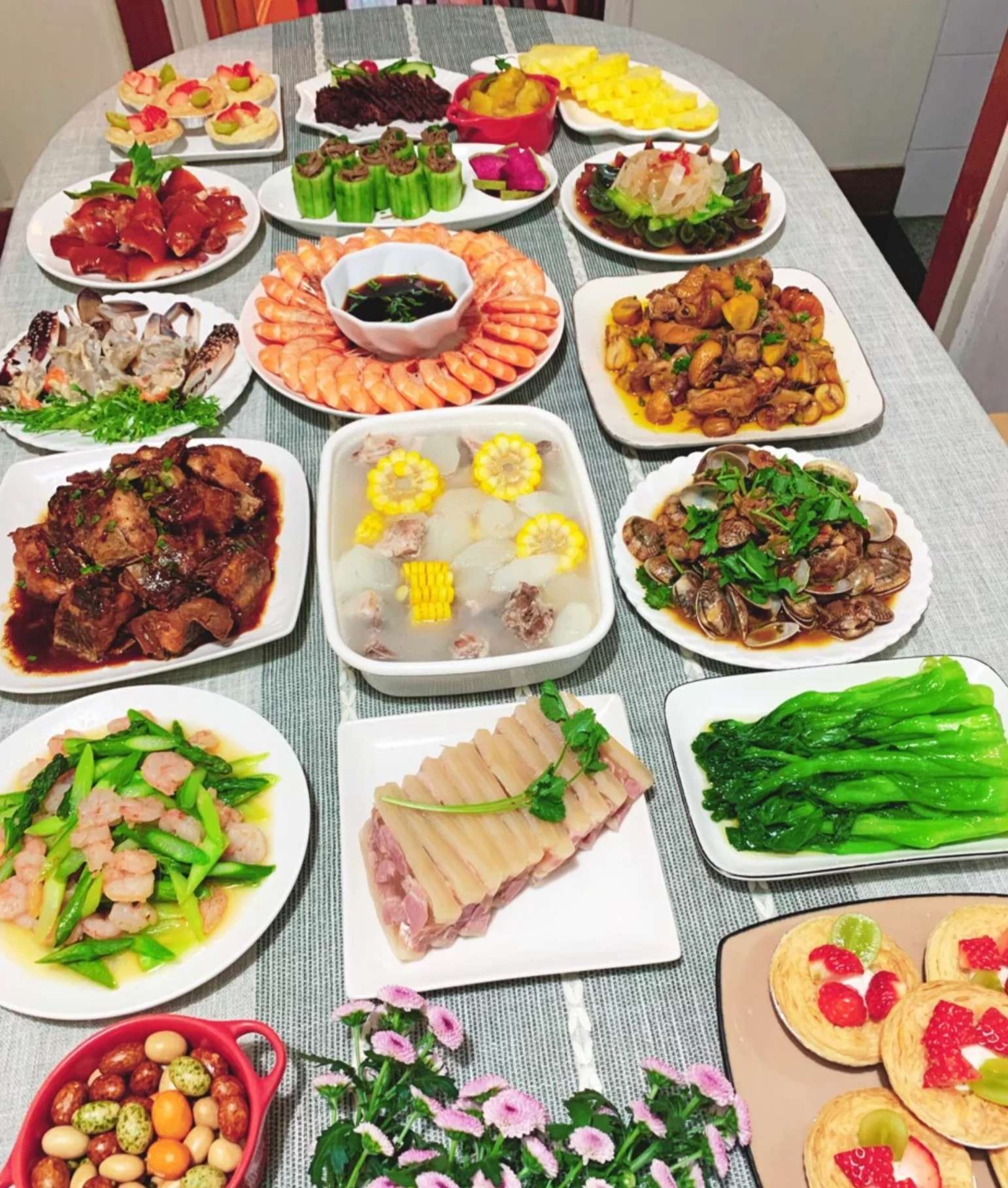 一个大家庭的年夜饭 / 青鸟飞飞(唐晓翠)原创