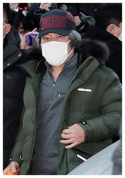 素媛案罪犯赵斗淳刑满出狱,12年来首次露脸__财经头条