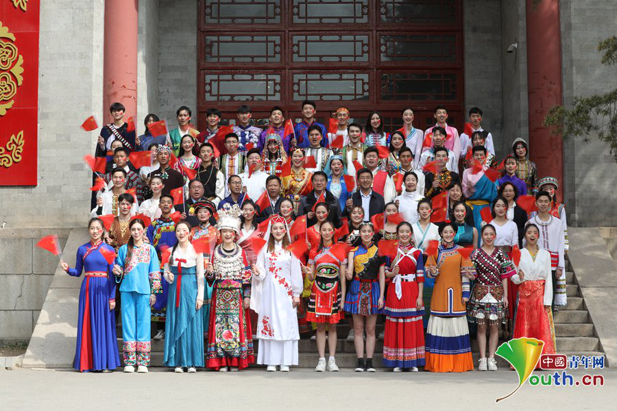 表白祖国56个民族师生深情歌唱我和我的祖国