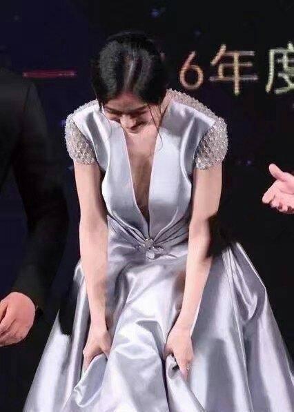 自从baby产后复出后,28岁的杨颖穿衣越来越大胆了