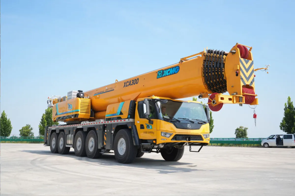 徐工起重机械新能源产品矩阵再添重器混合动力全地面起重机xca300l8