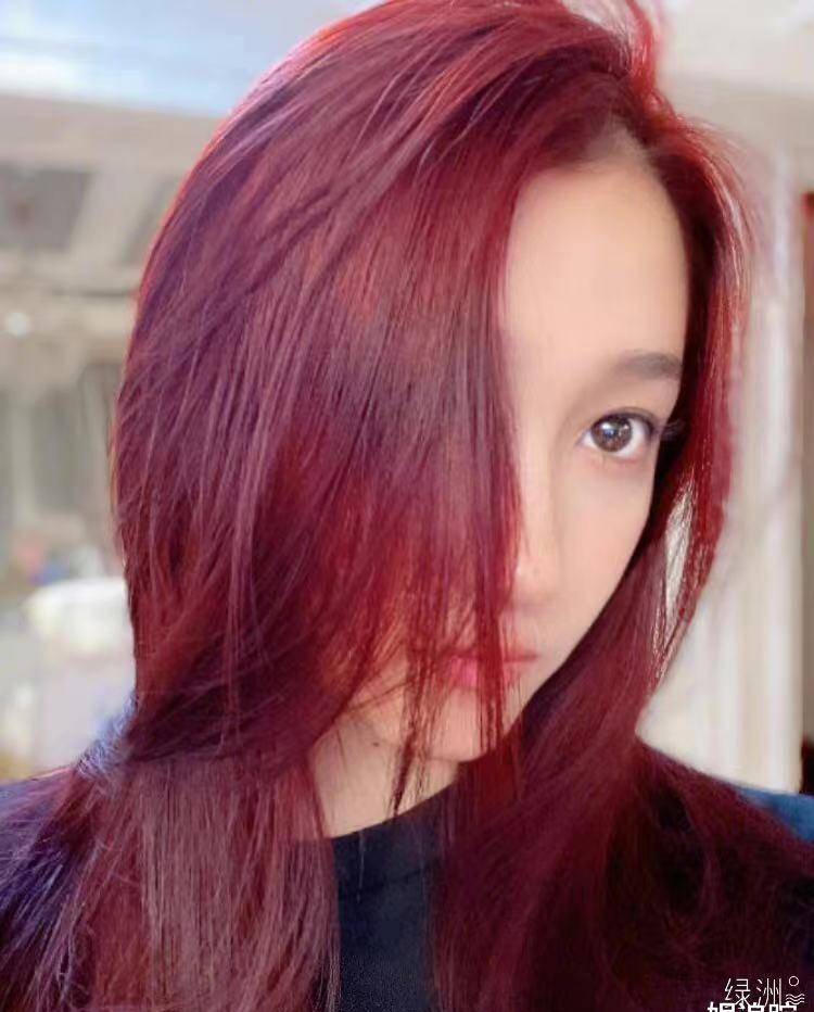 "国名闺女"叛逆新发色,关晓彤自拍晒酒红色发型,被惊艳到吗?