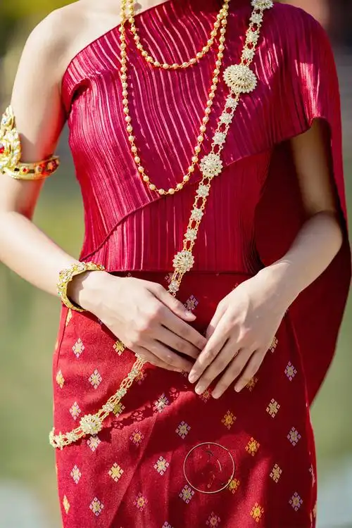 泰国王妃服装服饰傣族服装女泰国皱褶服装套装迎宾服红色含抹胸批纱裙