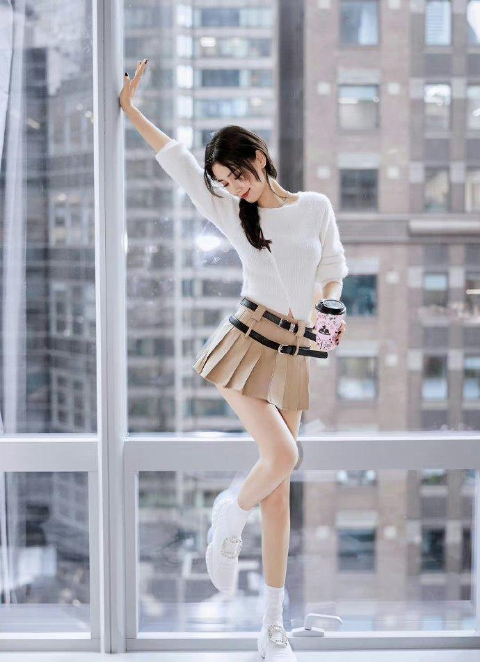 34岁杨颖挑战美式萌系穿搭,甜美可爱少女感十足!_时尚_白色_身材