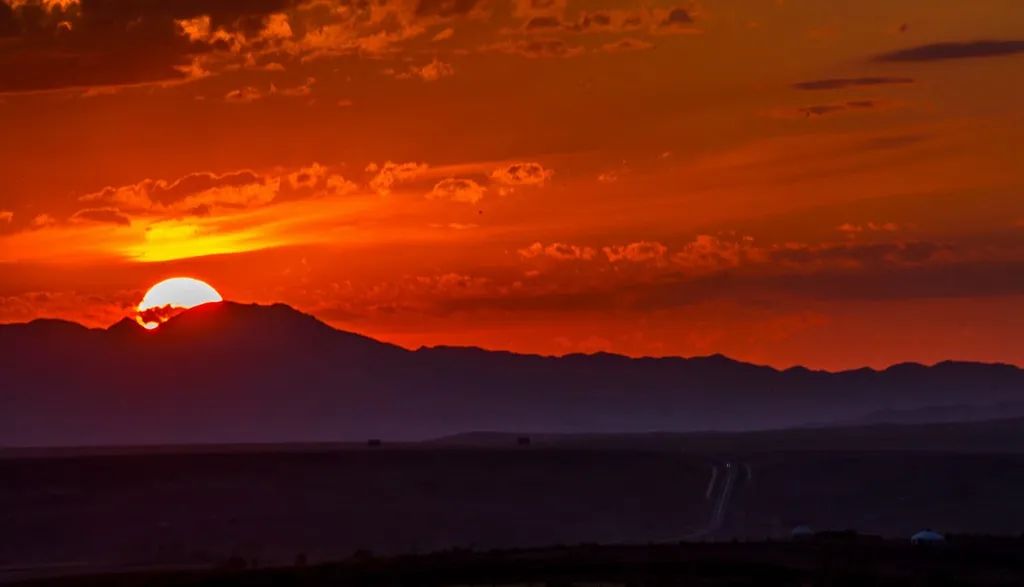 你瞧,温暖的阳光照耀在托里大地!