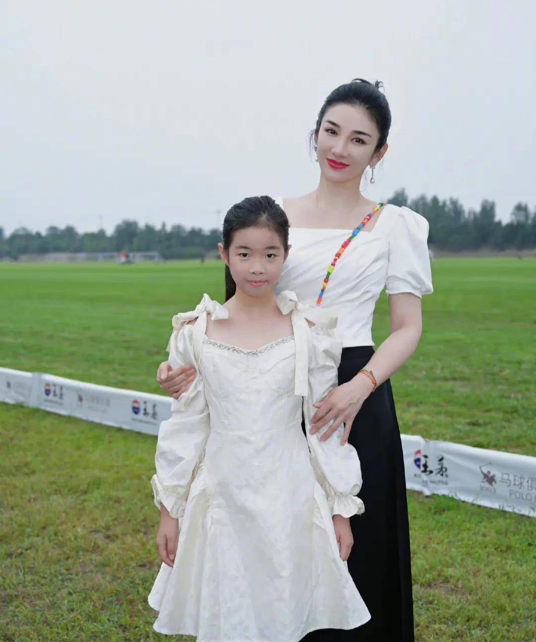 黄奕女儿近照曝光,曾经那个被说丑的女孩,如今已然大变样_黄芊玲_时候