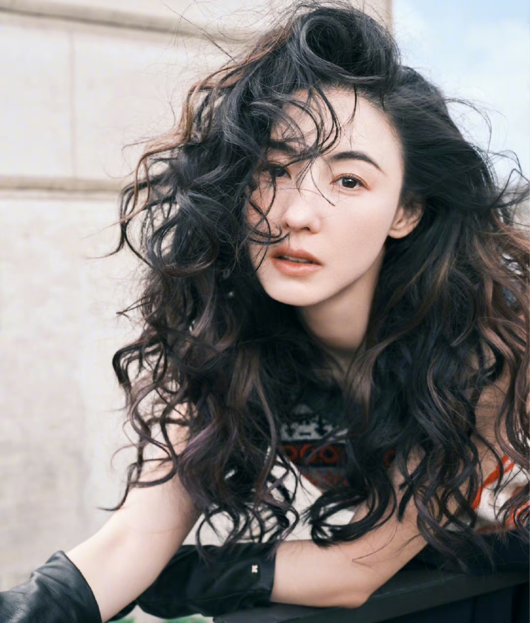 张柏芝街头拍大片潇洒十足,浓密卷发随风飘逸,美貌和气质兼备,中年