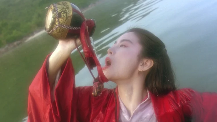 盘点古装女神喝酒名场面,蜻蜓点水或豪情壮饮,你喜欢哪个?