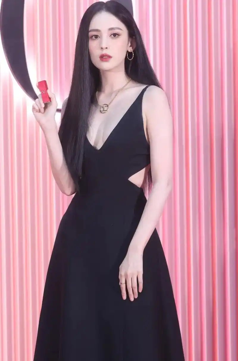 不负每一份热爱你的存在无可替代 古力娜扎黑色深v剪彩 - 抖音