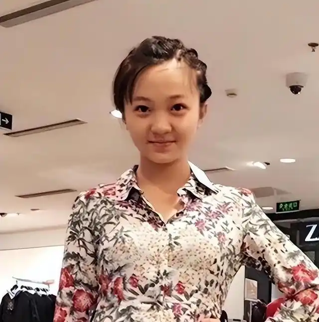 随着年龄的增长,林妙可的身高并没有达到预期的高挑标准,而且她那原本