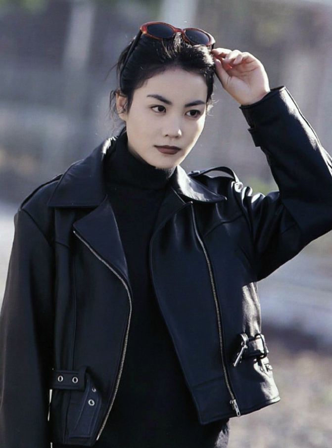 50岁王菲身穿清爽帅气的黑色连体裤干练短发散发成熟韵味