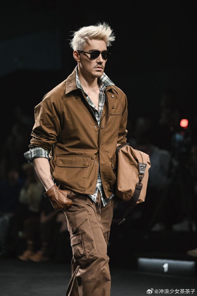 胡兵53岁走秀状态##胡兵是高龄最好的医美