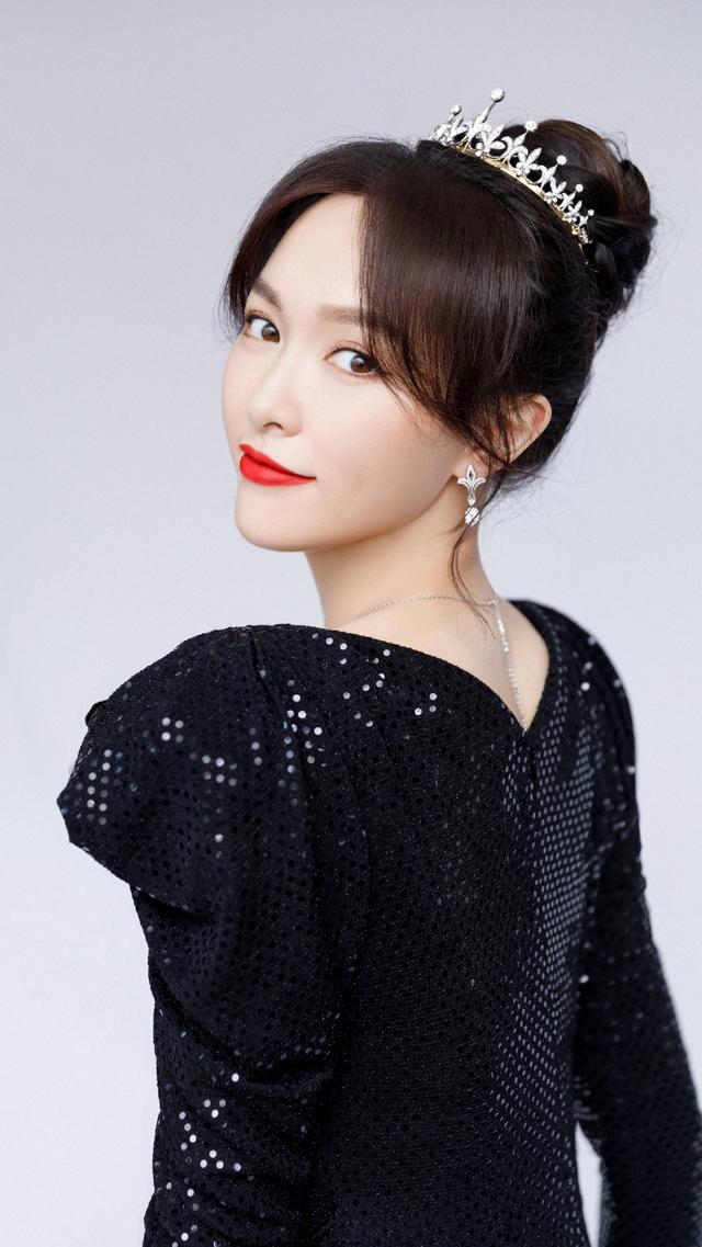 演员唐嫣,结婚生女后身材依旧出众,自律的女人最美,请看美照