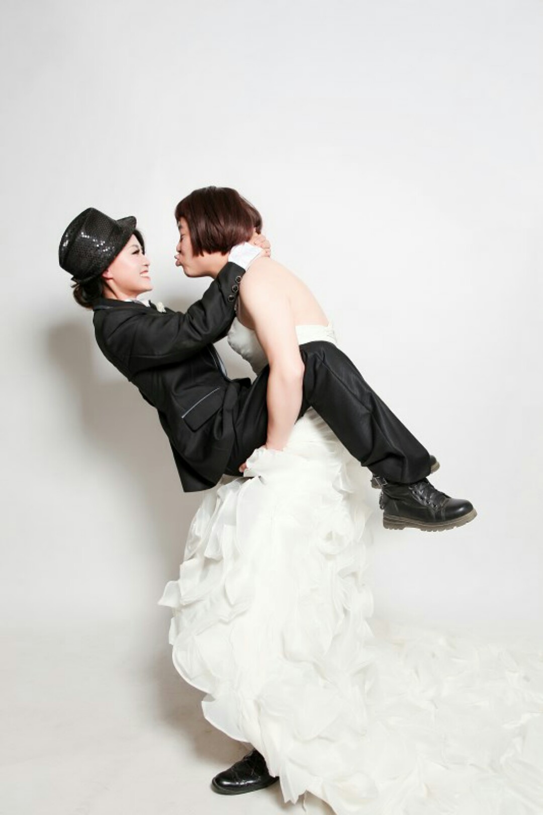 【女扮男装】闺蜜跟他老公的结婚照,希望不要有熟人看到,不然会