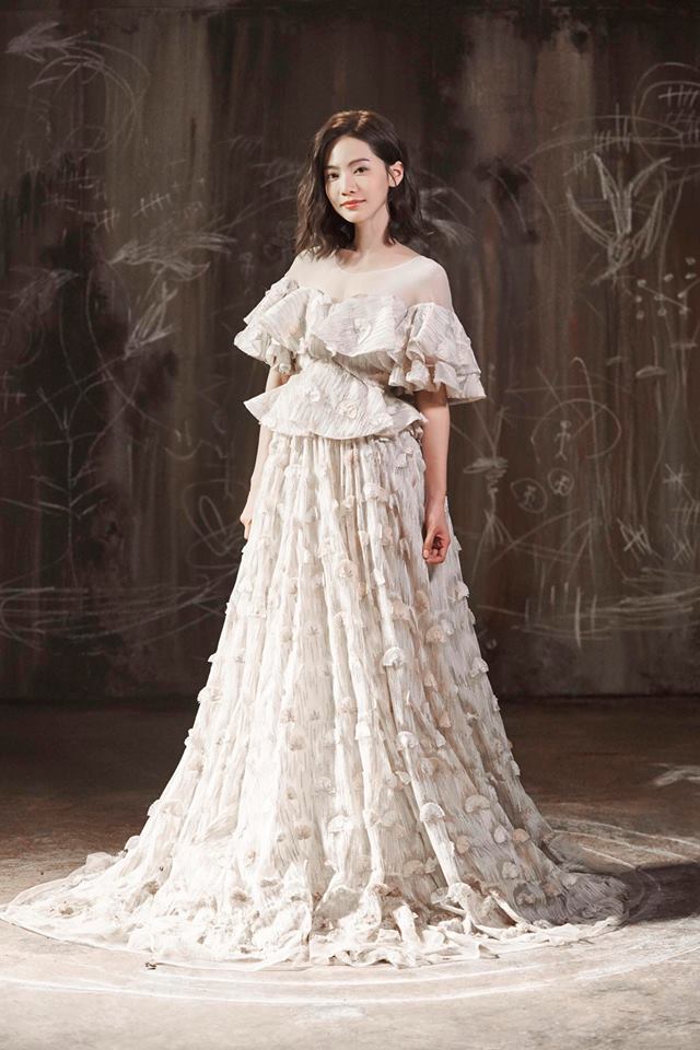 眼睛都自动往下看曾之乔突然大方晒水滴美乳