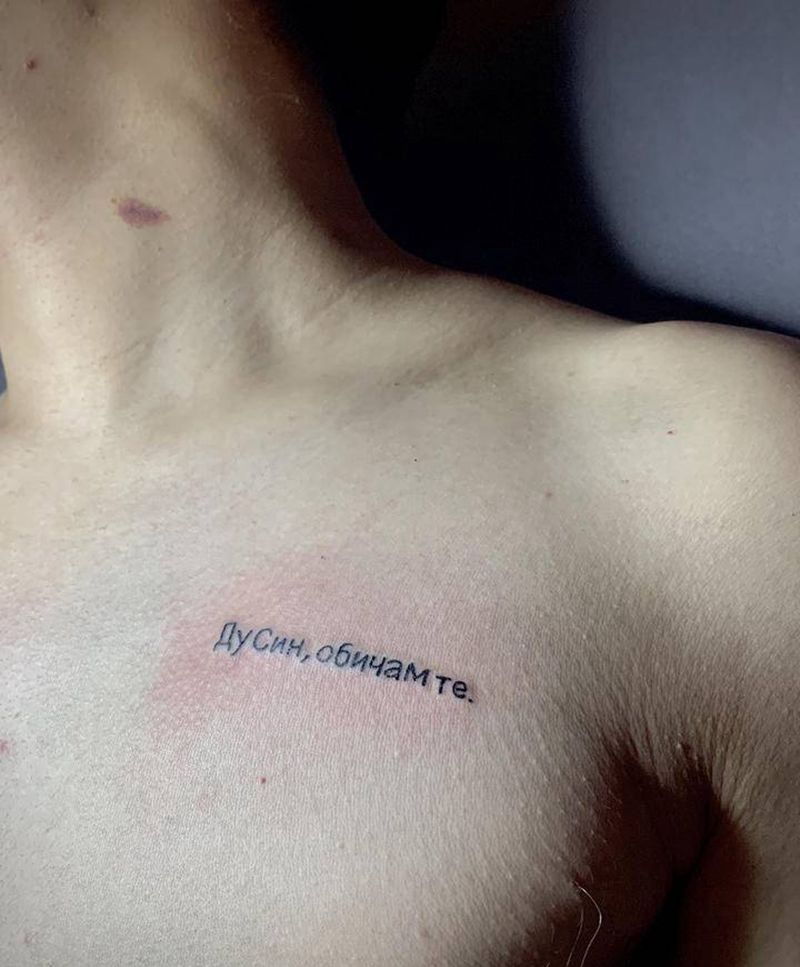 小字母胸口纹身图片_胸部花体字字母纹身图案