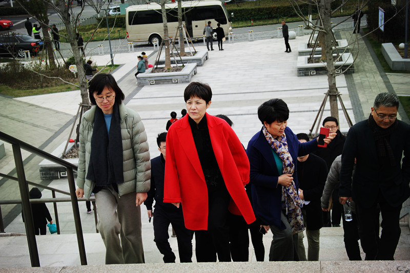 松江区副区长顾洁燕一行来青调研学习体育设施规划建设情况