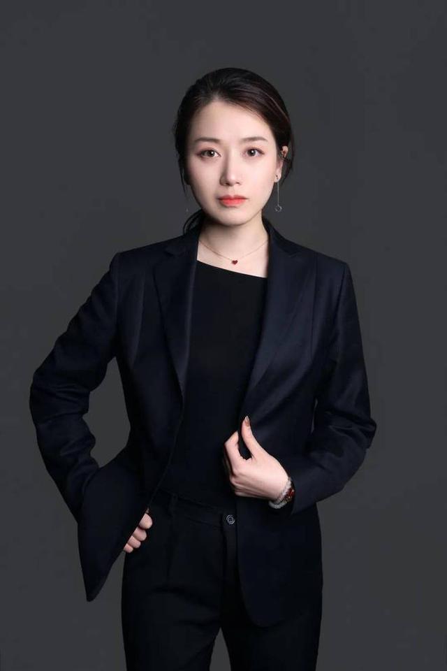 他睡女律师,霸占多名女法官,同"双胞胎姐妹"淫乱时被抓