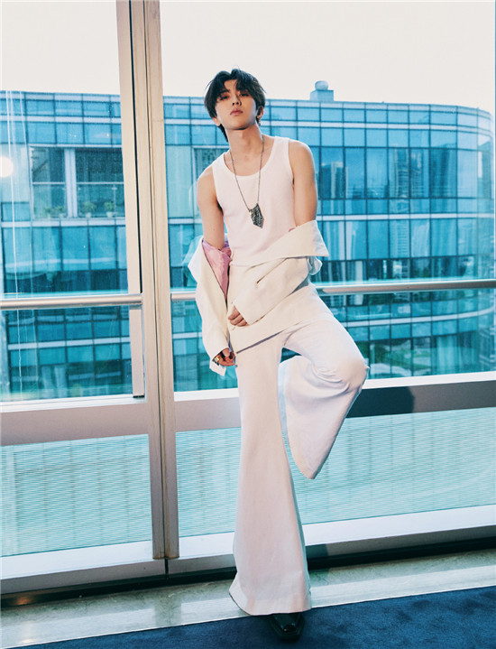 蔡徐坤逆天大长腿 穿喇叭裤搭配白背心复古性感