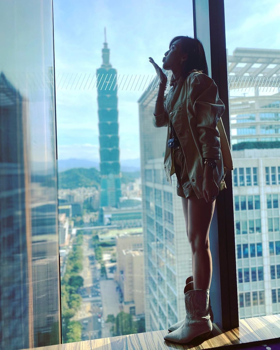 陈若仪穿皮衣又美又飒 身材苗条长腿抢眼