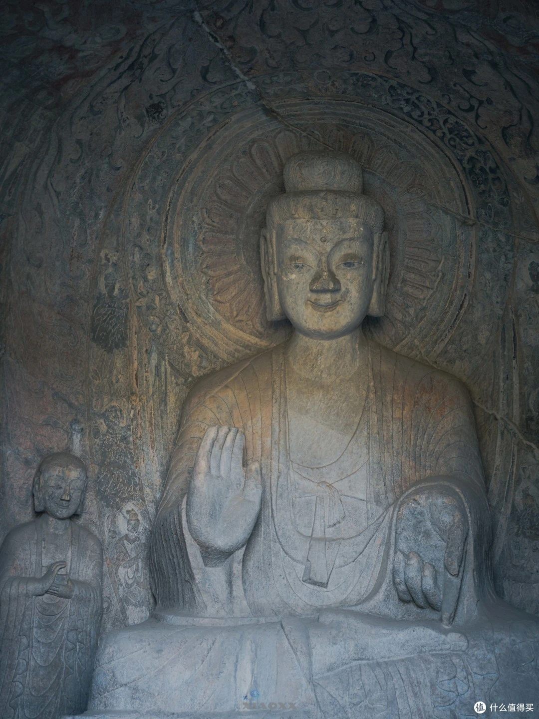 你一定要晚上去龙门石窟,看看「佛光普照」的样子