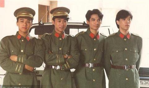 珍藏黄家驹身着军装老照片