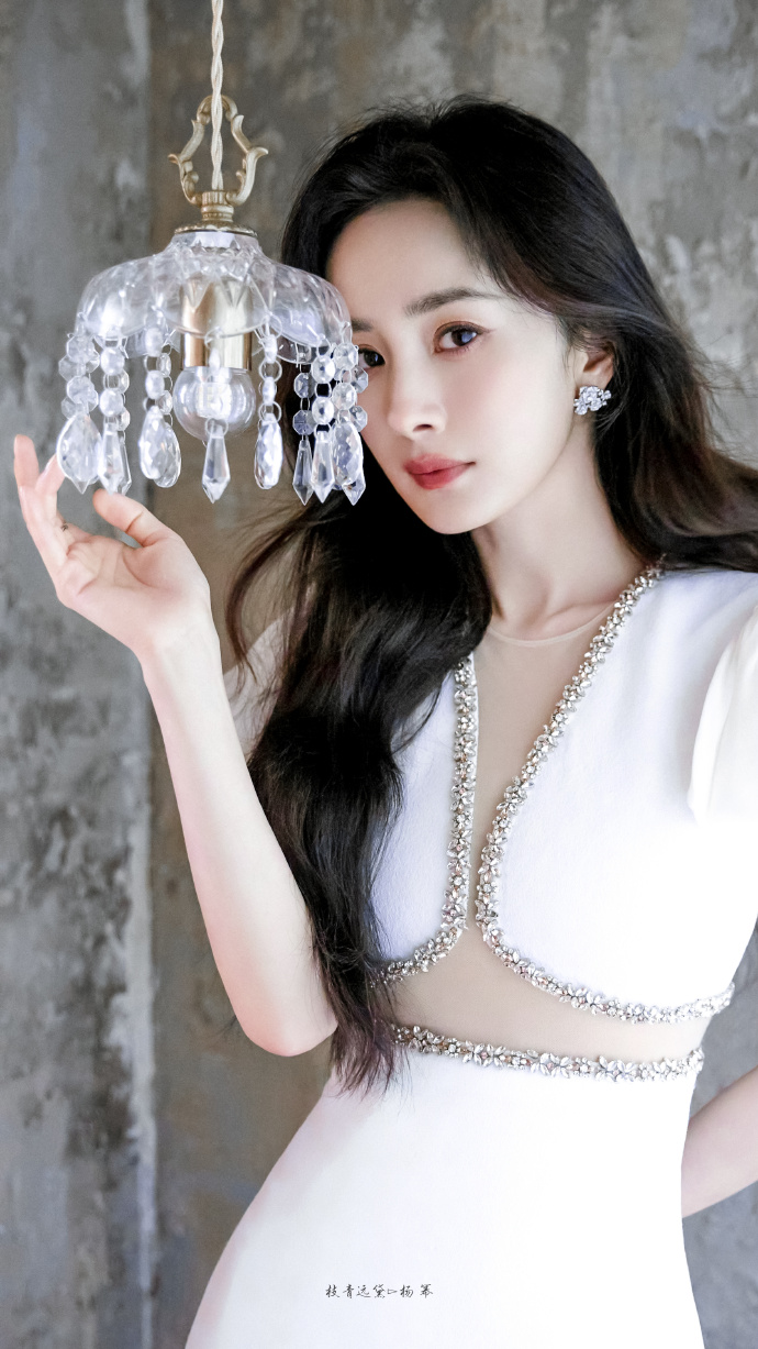 杨幂碎钻露腰白裙##杨幂素妆
