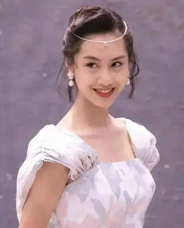 53岁朱茵活成了大妈的样子?住深山村屋开两万块破车_生活_阿昱_方式