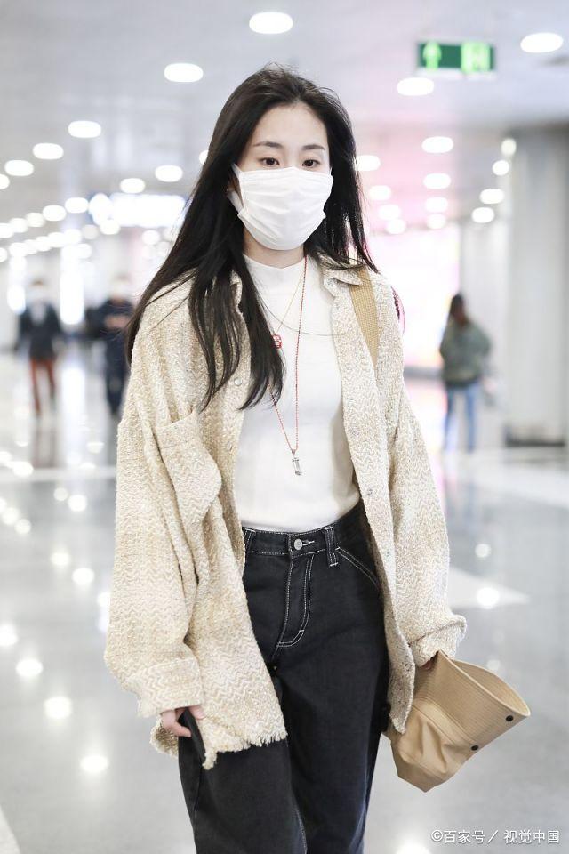 2020年5月7日,北京,张碧晨现身机场.