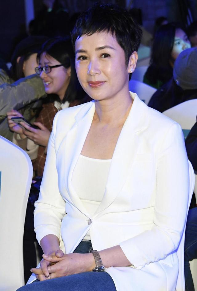 蒋雯丽为什么总是留超短发看到她用短发搭配白西服干练又时髦