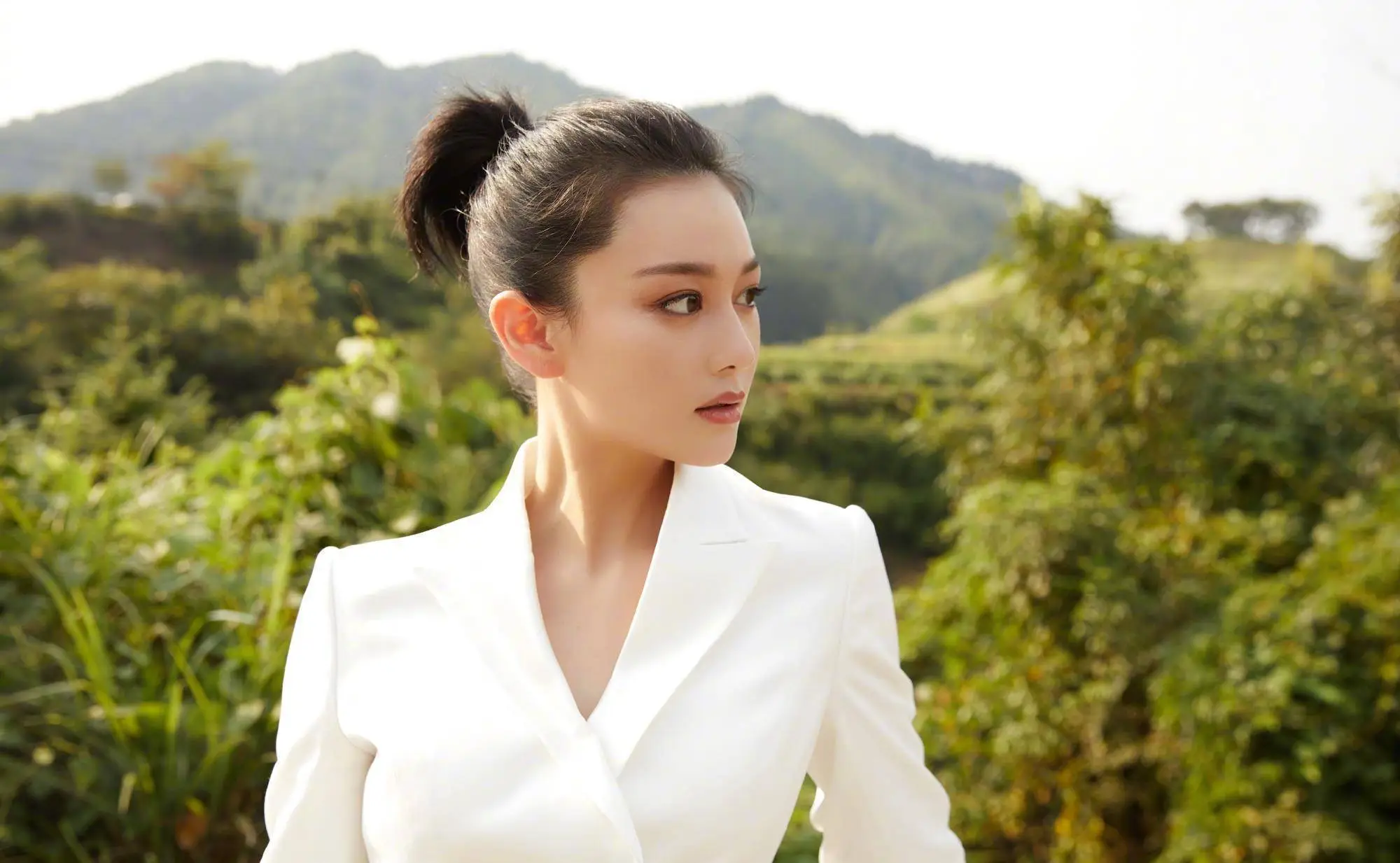 张馨予晒稻田美照,气质出众不愧是最美军嫂,衣服却和周围环境不和谐