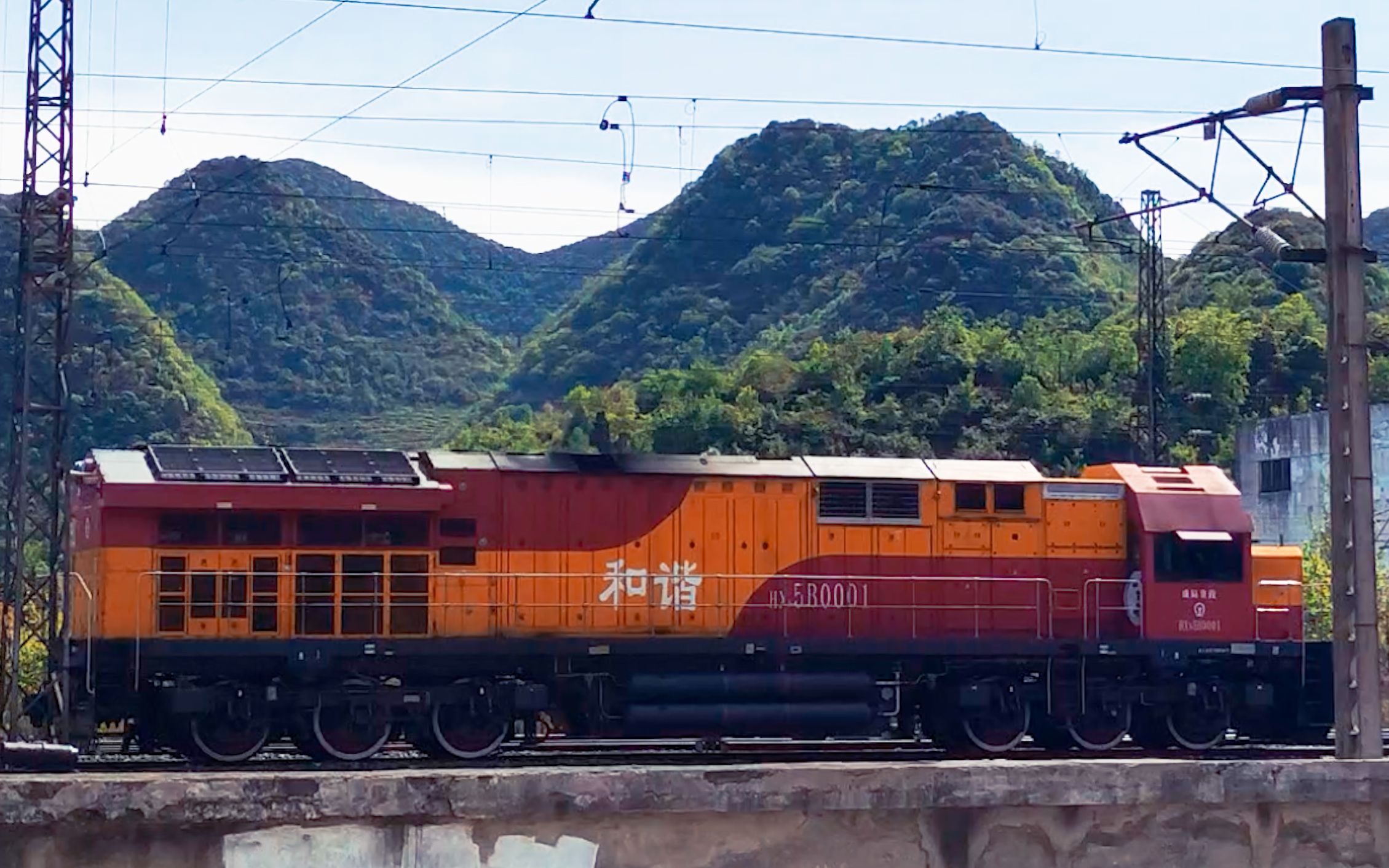 编组站拍到的 和谐n5b 0001 内燃机车