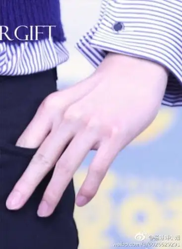 杨洋 新闻 都说杨洋的手很好看,已经惊扰了一批受控迷妹容易躁动的