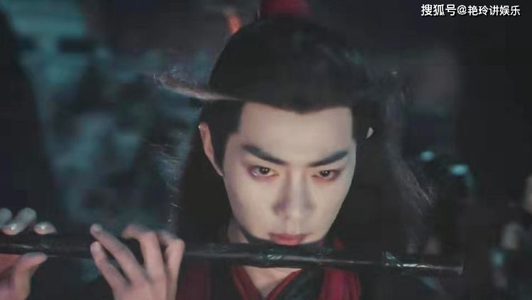 首先先来看肖战,肖战在《陈情令》中饰演的魏无羡也是有很大的反差,一