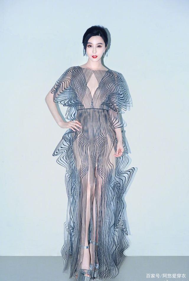 范冰冰素颜也很美,穿紧身体操裤大秀"柯基臀",在家也不忘健身